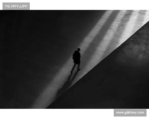 沙海孤旅中灵魂的觉醒与重生杜恩的求生探索与心灵救赎 沙海孤旅中灵魂的觉醒与重生杜恩的求生探索与心灵救赎